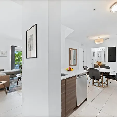 Modern Apartment In Edgewater